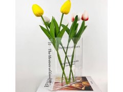 Váza ve tvaru knihy